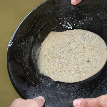 Bateando oro en el rio Navelgas